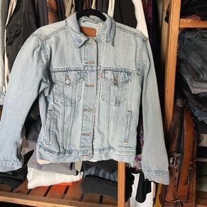 Light wash Levi’s trucker jacket